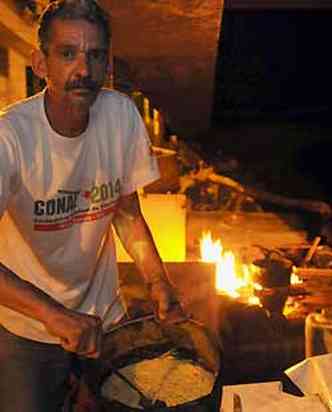 Tulio Santos/EM/D.A Press(foto: Luiz de Almeida ajuda a preparar o jantar da turma e canta: 