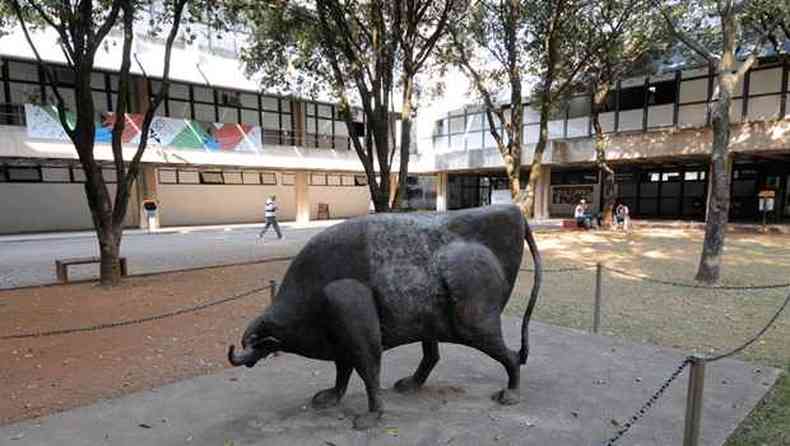 Escultura O Boi, de Jarbas Juarez, de 1973, se tornou um smbolo da faculdade, que est h 38 anos no cmpus Pampulha(foto: Beto Novaes/EM/D.A Press)