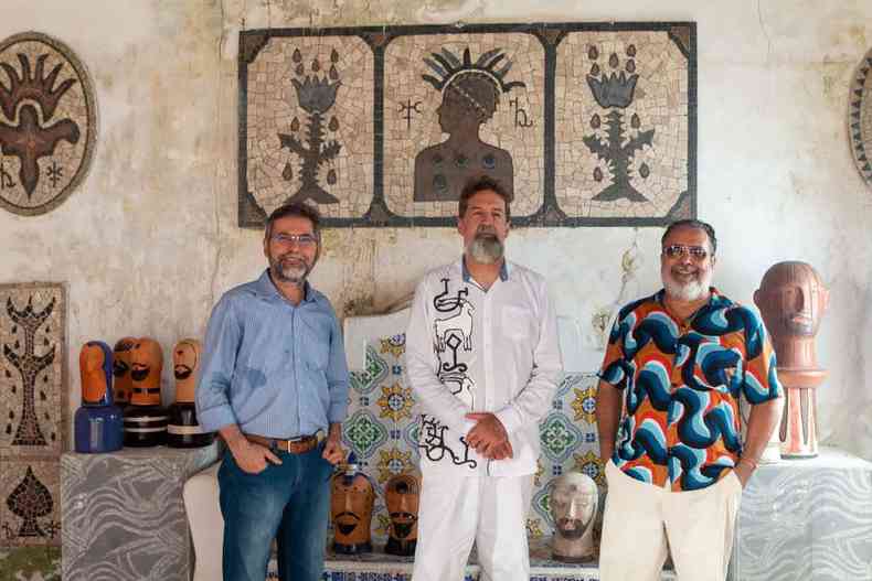 Foto mostra os artistas Carlos Newton Júnior, Dantas Suassuna e Ricardo Gouveia de Melo na casa de Ariano Suassuna, no Recife 