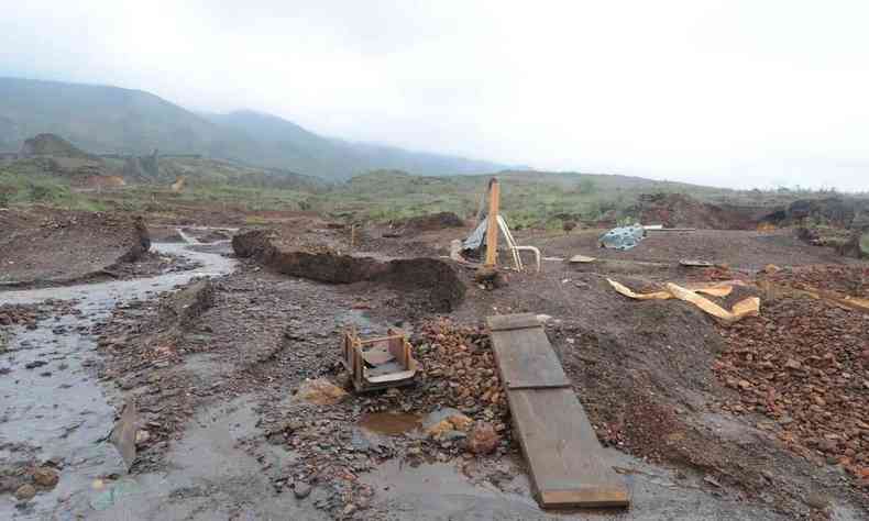 Lama em Bento Rodrigues, distrito atingido por rompimento de barragem