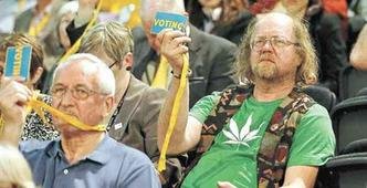 Homem usa camisa com desenho da Cannabis em congresso do Partido Liberal-Democrata: legenda defende punição a traficantes, não a usuários (foto: Luke MacGregor/Reuters) Homem usa camisa com desenho da Cannabis em congresso do Partido Liberal-Democrata: legenda defende punição a traficantes, não a usuários (foto: Luke MacGregor/Reuters)