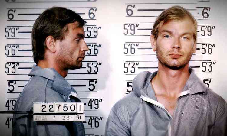 Registro fotogrfico de  Jeffrey Dahmer feito pela polcia mostra seu rosto de perfil e de frente
