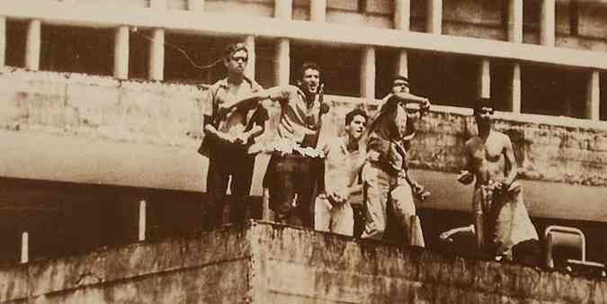 Estudantes sitiados na Escola de Direito da UFMG, em 1966, reagem a ataques de militares(foto: Tulio Santos/EM/D.A.Press/Reproduo)