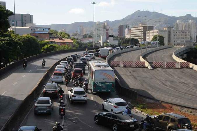 Congestionamento ao lado de pistas vazias: Sudecap sustenta que temporada de chuva atrasou a obra (foto: Paulo Filgueiras/EM/DA Press) Congestionamento ao lado de pistas vazias: Sudecap sustenta que temporada de chuva atrasou a obra (foto: Paulo Filgueiras/EM/DA Press)