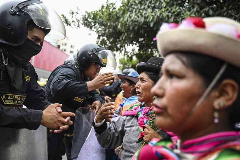 Mulheres indgenas protestam contra o governo da presidente do Peru, Dina Boluarte, no marco do Dia Internacional da Mulher