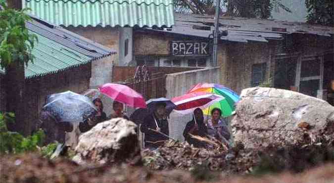 AFP PHOTO/VANDERLEI ALMEIDA (foto: Moradores observam a destruio provocada pela chuva em Petrpolis )