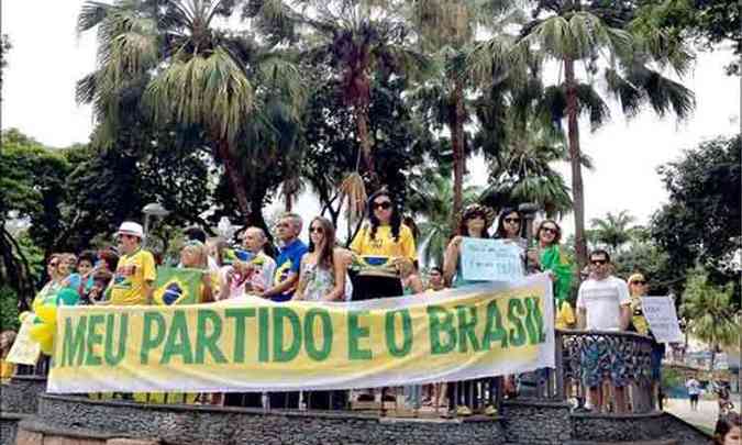 TEFILO OTONI - Ato pacfico nas cores da bandeira brasileira, faixas e cartazes na praa (foto: Ivana Maria Benjamin Rodrigues/Divulgao)