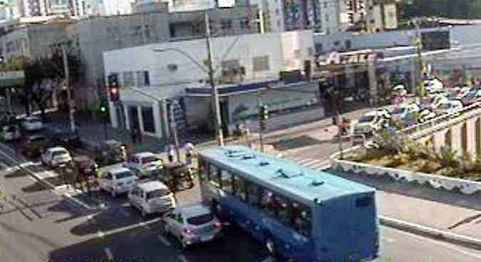 Por causa do acidente, o trnsito ficou lento na Avenida Raja Gabaglia(foto: Reproduo/BHTrans)