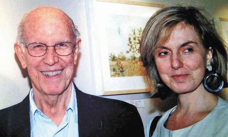 Mário Bhering e a filha Letícia, que revela o empenho do pai em conciliar a vocação como artista com o trabalho no setor energético(foto: Acervo pessoal) Mário Bhering sorri, tendo ao lado a filha Letícia