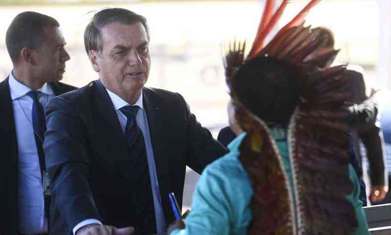 Bolsonaro conversou com um apoiador indgena na manh desta quinta-feira(foto: Antonio Cruz Ag. Brasil)