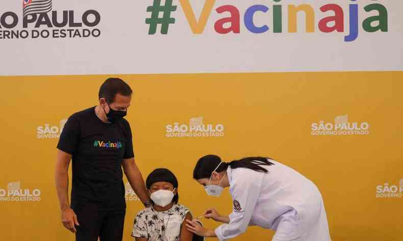 Governador João Doria ao lado de Davi, 8 anos, que recebeu a primeira dose da vacina antiCOVID