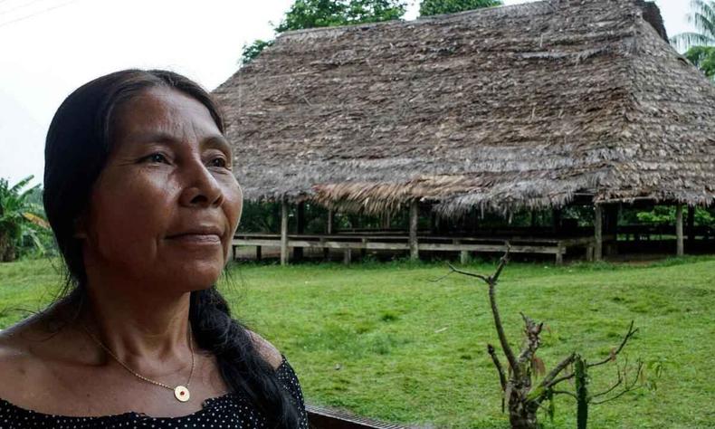 Professora indgena Loia Ruiz em frente a maloca da aldeia tikuna, na Colmbia