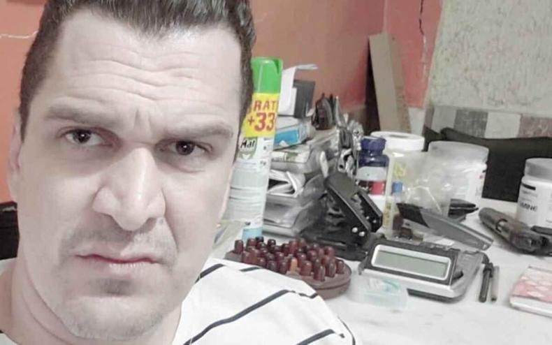 Eduardo Fauzi tira selfie com armas