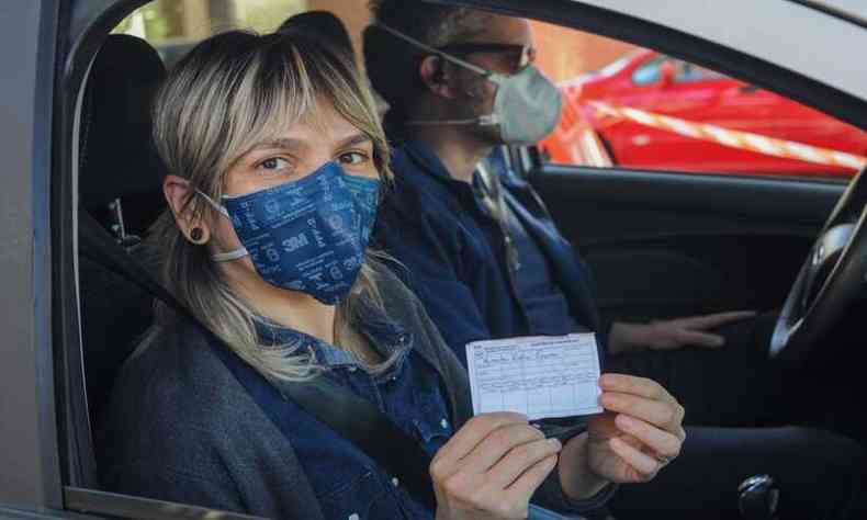 Renata Rocha Pereira, de 45 anos, recebeu a vacina no posto drive-thru do Corpo de Bombeiros: ''No tem essa de escolher vacina''(foto: Leandro Couri/EM/D.A Press)