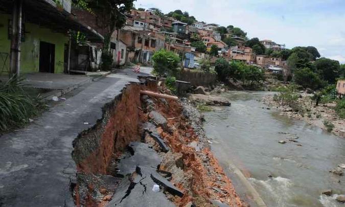 Rua Antônio Ribeiro de Abreu foi praticamente toda levada pela cheia do Ribeirão do Onça em março. Ela está na lista de reconstrução pleiteada pela PBH com recursos federais(foto: Paulo Filgueiras/EM/D.A PRESS) Rua Antônio Ribeiro de Abreu foi praticamente toda levada pela cheia do Ribeirão do Onça em março. Ela está na lista de reconstrução pleiteada pela PBH com recursos federais(foto: Paulo Filgueiras/EM/D.A PRESS)