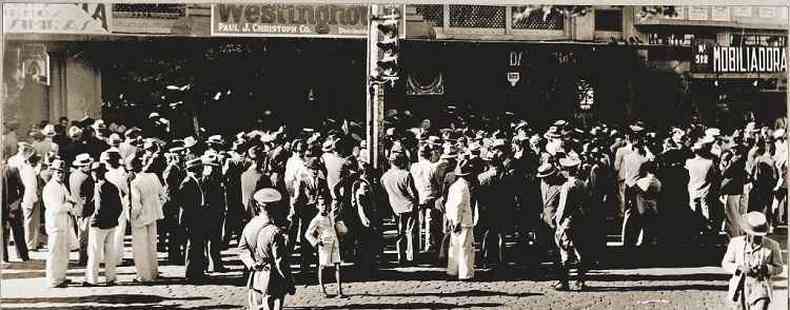 Em 1938, pblico ouvia os jogos pelo rdio em frente  Casa Paul J Christoph Co., na Rua Tupinambs (foto: Arquivo EM)