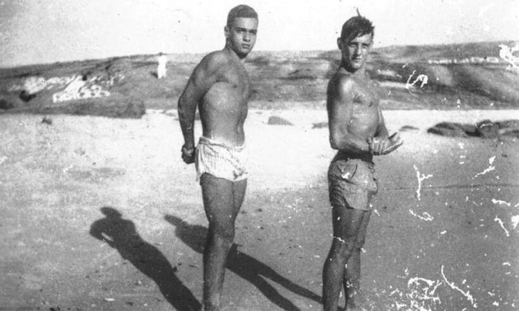 Ricardo, tema do livro de Felipe Charbel, e amigo na praia