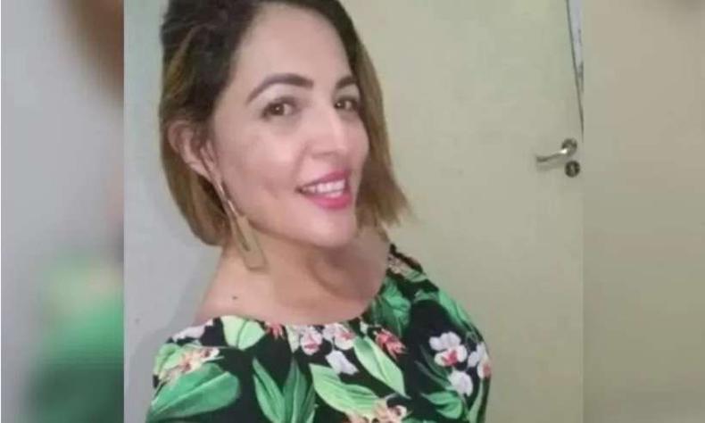 moa sorrindo para selfie com roupa florida