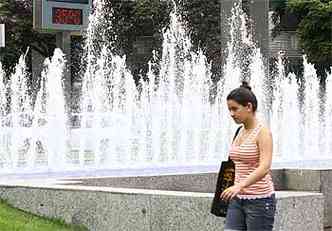 Calor no dia 19 de dezembro com termmetro marcando 35 graus na Savassi (foto: Rodrigo Clemente/EM/D.A Press)