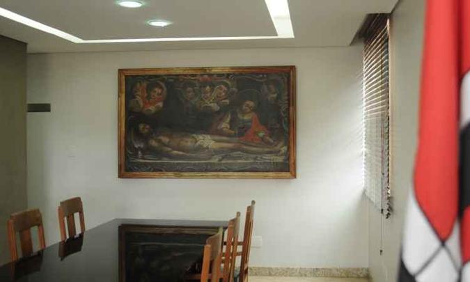 Restaurada, a pintura do século 18, com 1,20m de largura, está provisoriamente no prédio da prefeitura, que custeou o trabalho(foto: Túlio Santos/E>/D.A Press) Restaurada, a pintura do século 18, com 1,20m de largura, está provisoriamente no prédio da prefeitura, que custeou o trabalho(foto: Túlio Santos/E>/D.A Press)