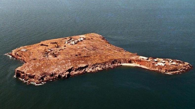 Ilha da Cobra (Snake Island) é considerada uma pequena área estratégica no Mar Negro(foto: Getty Images) Imagem panorâmica da ilha no Mar Negro