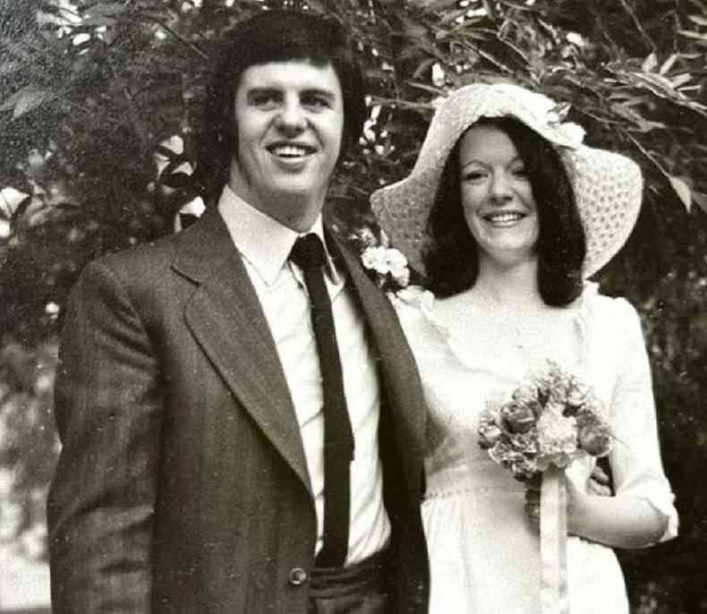 Uma fotografia em preto e branco de Jim e Margaret Mitchell no dia do casamento