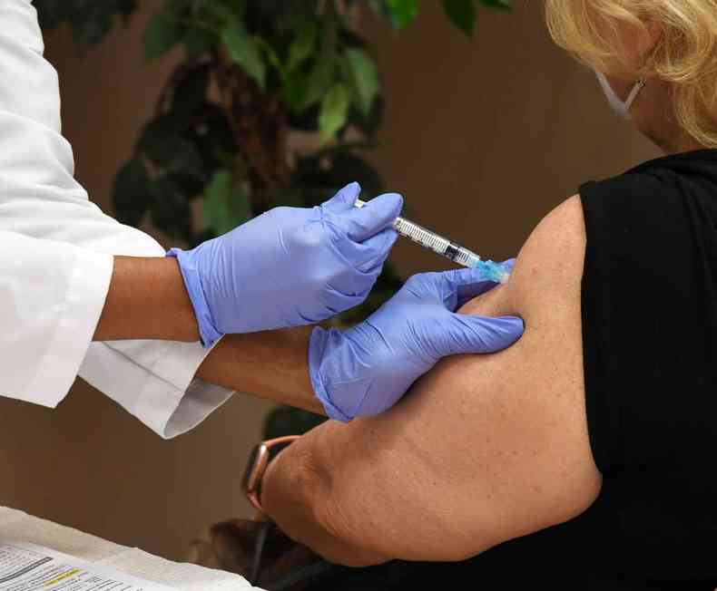 Governo do estado e PBH condicionam imunizao ampla de idosos  chegada de mais doses (foto: Ethan Miller/AFP)