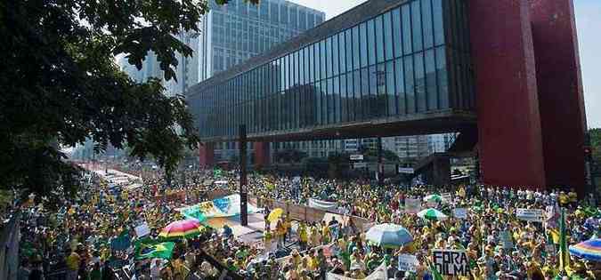 Protestos contra o governo e contra o corrupo reuniram, no auge da manifestao, na Avenida Paulista, 275 mil pessoas segundo a Polcia Militar de So Paulo (foto: Marcelo Camargo/Agncia Brasil)