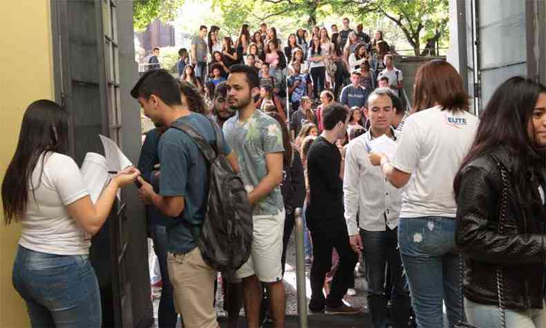 Estudantes chegam ao aulo-show gratuito oferecido ontem por pr-vestibular para reviso dos contedos mais cobrados no exame(foto: Jair Amaral/EM/DA Press)