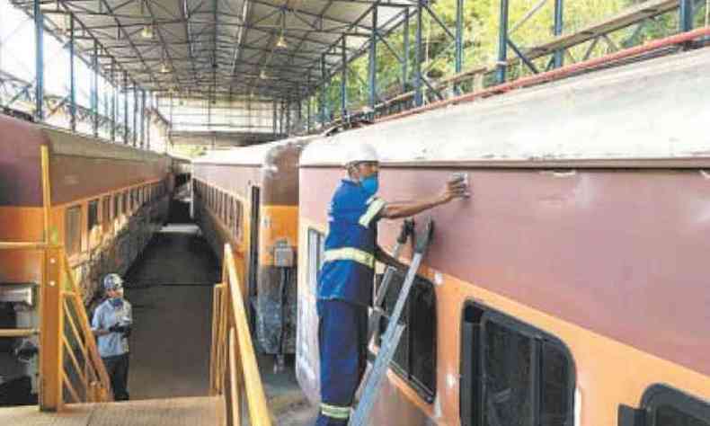 Os vages, que pertenceram  Vale, esto sendo reformados na oficina de Recreio, na Zona da Mata, uma das cidades por onde o trem vai passar(foto: Amigos do Trem/Divulgao)