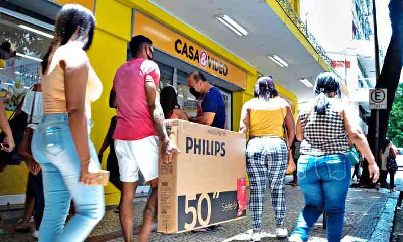No comrcio do Centro de BH, clientes sem respeitar distanciamento e produtos sendo carregados foi cena comum ontem(foto: Jorge Lopes/EM/D.A Press)