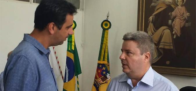 Prefeito de Mariana se encontrou com o Anastasia(foto: Pedro Ferreira/EM/D.A Press) Prefeito de Mariana se encontrou com o Anastasia(foto: Pedro Ferreira/EM/D.A Press)