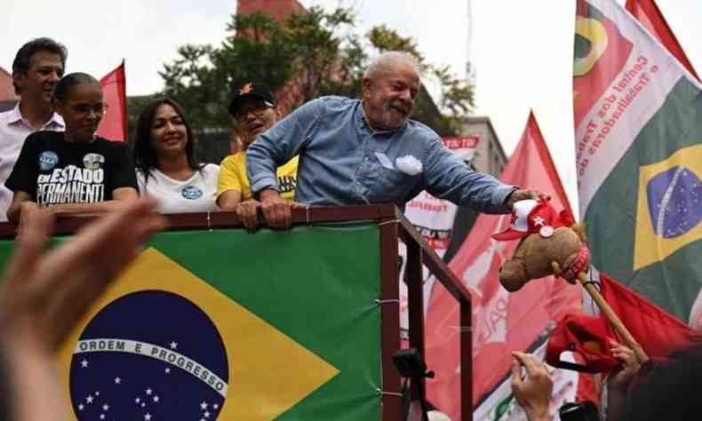 Na foto, Lula durante passeata de campanha