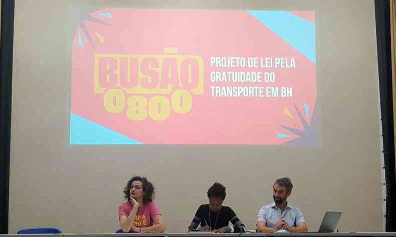 Letcia Birchal Domingues (Tarifa Zero BH), Luana Silva Costa (Nossa BH) e Roberto Andrs (UFMG) sentados em uma mesa do auditrio da Escola de Arquitetura da UFMG