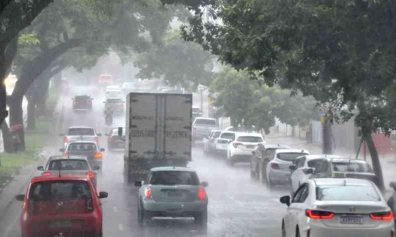 Imagem de carros sob chuva em uma avenida