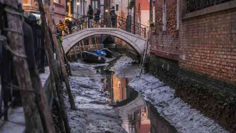 Mar baixa em canal de Veneza