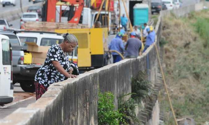 Uma das situações de maior risco é a movimentação do muro de concreto que vem cedendo ao lado da BR-356, continuação da Avenida Nossa Senhora do Carmo(foto: Túlio Santos/EM/DA Press) Uma das situações de maior risco é a movimentação do muro de concreto que vem cedendo ao lado da BR-356, continuação da Avenida Nossa Senhora do Carmo(foto: Túlio Santos/EM/DA Press)