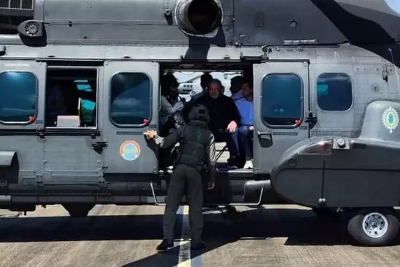 Lula dentro de um helicptero da Fora Area; ele usa tampes de ouvido