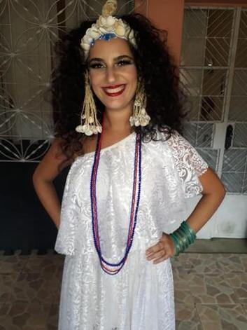 Cantora Aline Calixto com vestido branco e cabelo como o que Clara Nunes usava