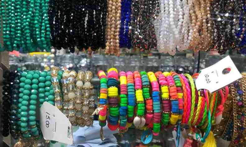 Pulseiras e colares coloridos tm grande procura nas lojas e podem ser fceis e baratos de fazer em casa(foto: Luiza Rocha/Esp.EM)