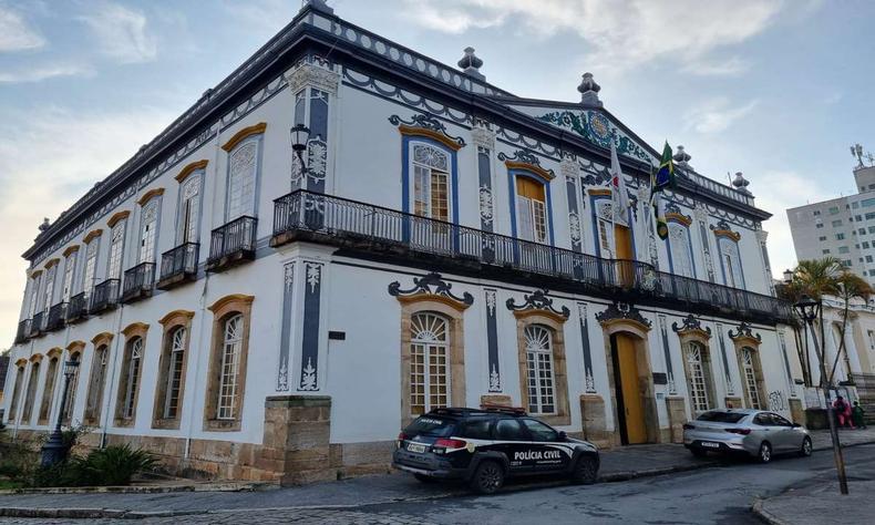 Carros da Polcia Civil e MPMG parados em frente a Prefeitura de So Joo del-Rei