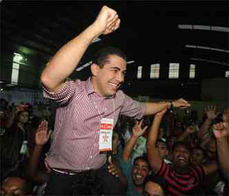 O deputado federal Miguel Corra Jr. foi carregado nos braos depois de eleito em segundo turno pelo PT(foto: Leandro Couri/EM/DA Press )