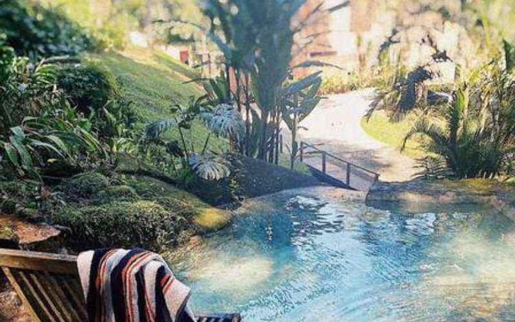 Participante do BBB 23 tem piscina natural em casa