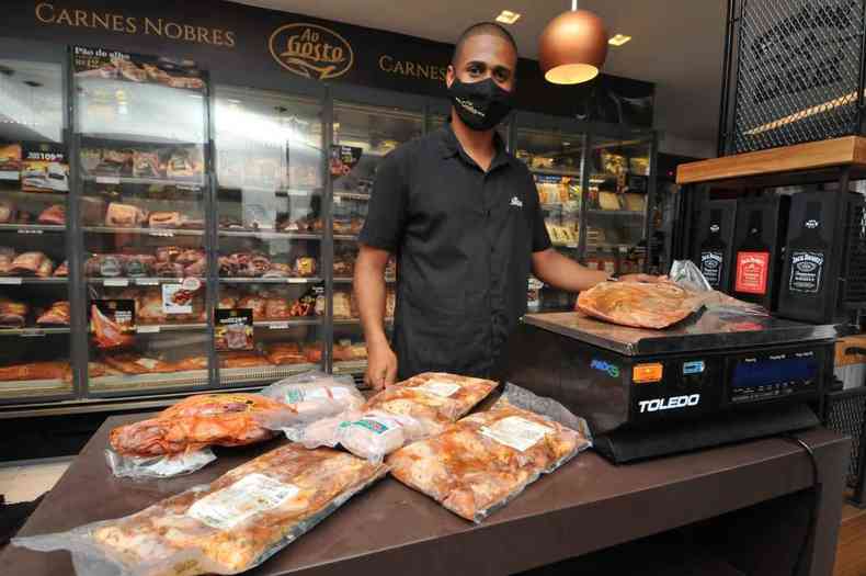 Gerente do aougue Ao Gosto, de BH, atrs do balco, onde mostra carnes exticas como javali, r e pato