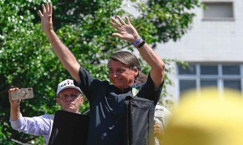 Jair Bolsonaro em evento de campanha acena para o p�blico 