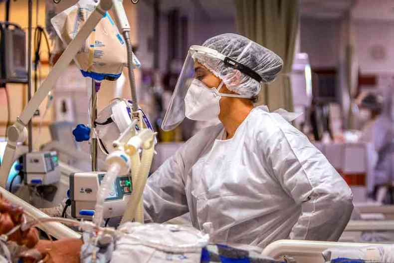 Profissional de sade cuida de pacientes em hospital de Porto Alegre: nmero de casos de COVID-19 chegou ontem a 19.473.954 no Brasil (foto: Slvio vila/AFP)