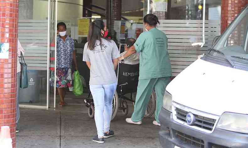 Paciente chega ao Hospital das Clnicas da UFMG: o sofrimento de muitas famlias est relatado no projeto Inumerveis(foto: Edsio Ferreira/EM/D.A Press)