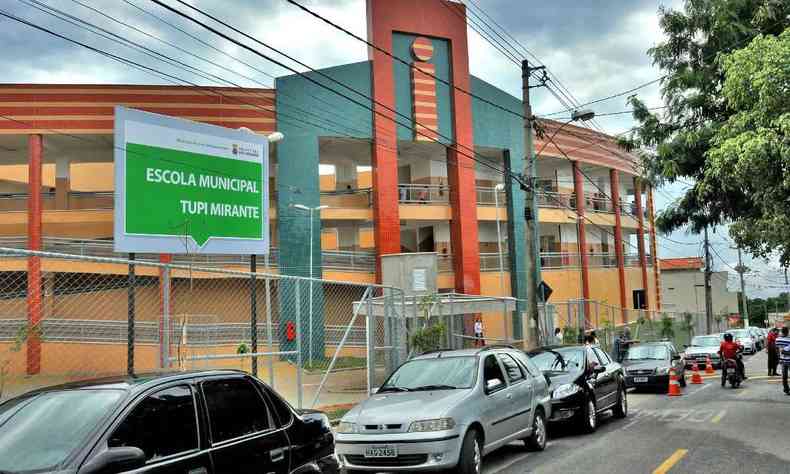 Na foto, fachada da Escola Municipal Tupi Mirante, na regio Norte de BH
