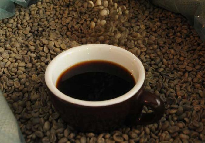 Cafezinho proibido: nas amostras analisadas foram encontrados cascas, paus, milho e a ocratoxina A, que pode causar câncer(foto: Leandro Couri/EM/D.A Press) Cafezinho proibido: nas amostras analisadas foram encontrados cascas, paus, milho e a ocratoxina A, que pode causar câncer(foto: Leandro Couri/EM/D.A Press)