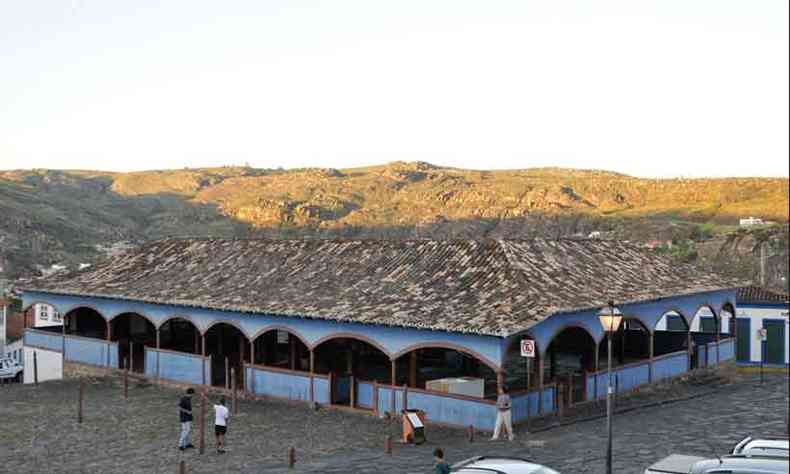 Carto-postal: mercado municipal com a Serra dos Cristais ao fundo(foto: Juarez Rodrigues/EM/D.A Press)